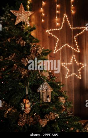 Albero di Natale con luci a forma di stella sullo sfondo Foto Stock
