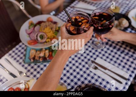 Uomo e donna che brinda la sangria nel ristorante Foto Stock