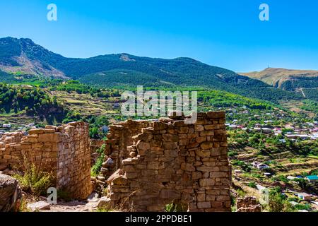 AUL fantasma Kahib, Dagestan. Villaggio abbandonato nelle montagne del Caucaso. Rovine di antiche torri e case. Foto Stock