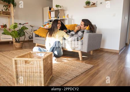 Affettuoso uomo baciare la mano della ragazza a casa Foto Stock