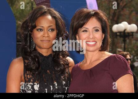 Robin Givens e il giudice Jeanine Pirro promuovono la settimana di sensibilizzazione sulla violenza domestica a Union Square a New York il 8 ottobre 2009. Photo Credit: Henry McGee/MediaPunch Foto Stock