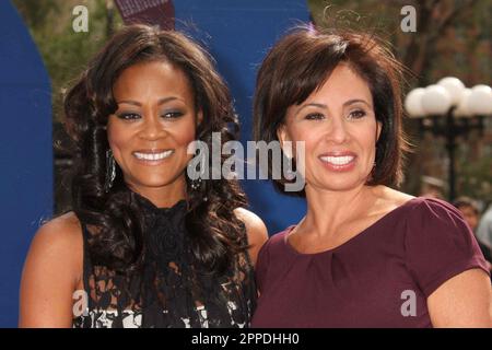 Robin Givens e il giudice Jeanine Pirro promuovono la settimana di sensibilizzazione sulla violenza domestica a Union Square a New York il 8 ottobre 2009. Photo Credit: Henry McGee/MediaPunch Foto Stock