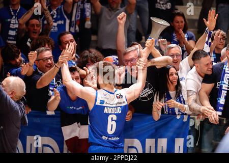 Reggio Emilia, Italia. 23rd Apr, 2023. Aleksej Nikolic (Germani Brescia) festeggia con i fan durante il campionato Unahotels Reggio Emilia vs Germani Brescia, Campionato Italiano Basket Serie A a Reggio Emilia, aprile 23 2023 Credit: Independent Photo Agency/Alamy Live News Foto Stock