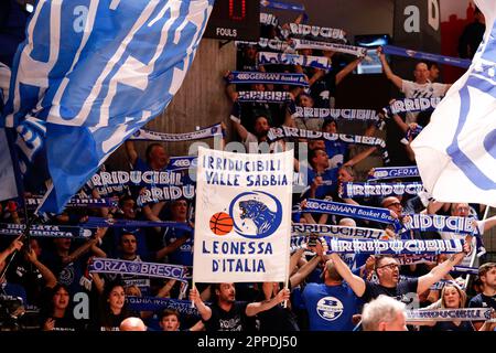 Reggio Emilia, Italia. 23rd Apr, 2023. Germani Brescia tifosi durante UNAHOTELS Reggio Emilia vs Germani Brescia, Campionato Italiano Basket Serie A a a Reggio Emilia, Italia, Aprile 23 2023 Credit: Independent Photo Agency/Alamy Live News Foto Stock