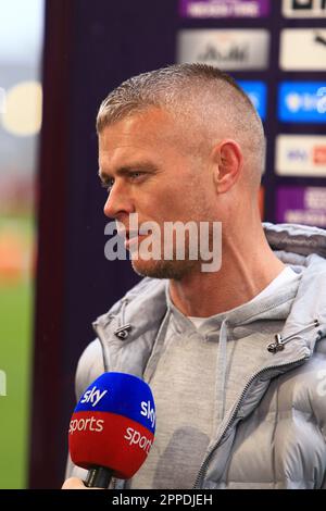 Manchester, Regno Unito. 24th Apr, 2023. Accademia di Manchester, Manchester, 23rd aprile 2023: Il Coach P. Konchsky discute del prossimo gioco durante il WSL tra Manchester City e il West Ham United all'Academy Stadium, Manchester, Inghilterra. (MHodsman/SPP) Credit: SPP Sport Press Photo. /Alamy Live News Foto Stock