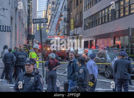 NEW YORK, N.Y. – 18 aprile 2023: I soccorritori e altri sono visti vicino al sito di un collasso di garage a Lower Manhattan. Foto Stock