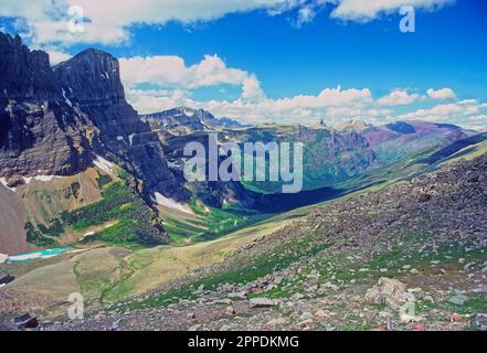 Vista spettacolare della Cataract Valley da un passo Siyeh nel Glacier National Park nel Montana Foto Stock