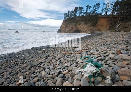 Pezzi di rete da pesca il littering la spiaggia. Foto Stock