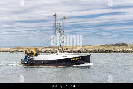 Commercial Fishing Boat, Rianda s che entra nel porto di Montauk, NY Foto Stock