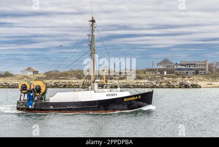 Commercial Fishing Boat, Rianda s che entra nel porto di Montauk, NY Foto Stock