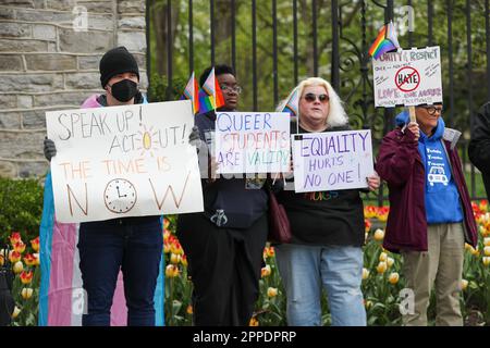 State College, Stati Uniti. 23rd Apr, 2023. I manifestanti tengono i cartelli in un rally per le scuole pubbliche della Safe Centre County nello state College, Pa., il 23 aprile 2023. Il rally si è tenuto in risposta ad un evento chiamato "School Board Boot Camp" ospitato da Chuck Mason. Il campo di calcio per aiutare i membri del consiglio di amministrazione della scuola e i candidati 'a creare politiche informate che si oppongono a CRT, LGBTQ e DEI per proteggere i bambini' è stato cancellato dopo l'annuncio della protesta. (Foto di Paul Weaver/Sipa USA) Credit: Sipa USA/Alamy Live News Foto Stock
