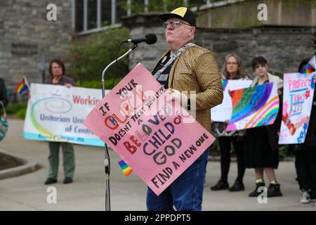 State College, Stati Uniti. 23rd Apr, 2023. Un protester parla durante un rally per le scuole pubbliche della Safe Centre County a state College, Pa., il 23 aprile 2023. Il rally si è tenuto in risposta ad un evento chiamato "School Board Boot Camp" ospitato da Chuck Mason. Il campo di calcio per aiutare i membri del consiglio di amministrazione della scuola e i candidati 'a creare politiche informate che si oppongono a CRT, LGBTQ e DEI per proteggere i bambini' è stato cancellato dopo l'annuncio della protesta. (Foto di Paul Weaver/Sipa USA) Credit: Sipa USA/Alamy Live News Foto Stock