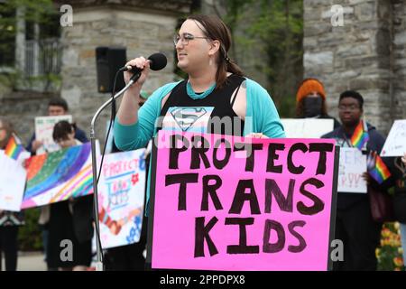 State College, Stati Uniti. 23rd Apr, 2023. Un protester parla durante un rally per le scuole pubbliche della Safe Centre County a state College, Pa., il 23 aprile 2023. Il rally si è tenuto in risposta ad un evento chiamato "School Board Boot Camp" ospitato da Chuck Mason. Il campo di calcio per aiutare i membri del consiglio di amministrazione della scuola e i candidati 'a creare politiche informate che si oppongono a CRT, LGBTQ e DEI per proteggere i bambini' è stato cancellato dopo l'annuncio della protesta. (Foto di Paul Weaver/Sipa USA) Credit: Sipa USA/Alamy Live News Foto Stock