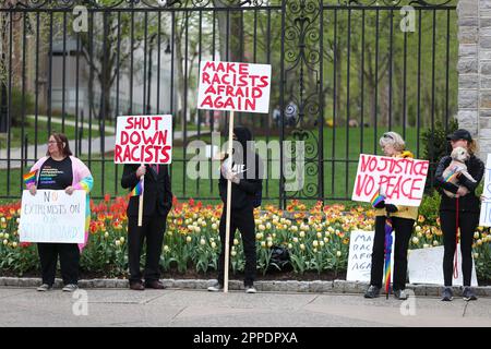 State College, Stati Uniti. 23rd Apr, 2023. I manifestanti tengono i cartelli in un rally per le scuole pubbliche della Safe Centre County nello state College, Pa., il 23 aprile 2023. Il rally si è tenuto in risposta ad un evento chiamato "School Board Boot Camp" ospitato da Chuck Mason. Il campo di calcio per aiutare i membri del consiglio di amministrazione della scuola e i candidati 'a creare politiche informate che si oppongono a CRT, LGBTQ e DEI per proteggere i bambini' è stato cancellato dopo l'annuncio della protesta. (Foto di Paul Weaver/Sipa USA) Credit: Sipa USA/Alamy Live News Foto Stock