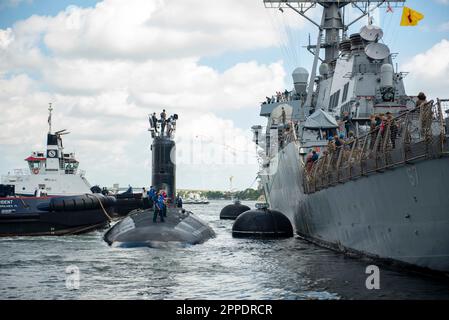 PORT EVERGLADES, Fla. (23 aprile 2023) marinai assegnati al cacciatorpediniere missilistico guidato della classe Arleigh Burke USS Cole (DDG 67) lanciano attraverso le linee per il sottomarino ad attacco rapido della classe Virginia USS Indiana (SSN 789) per ormeggiare la nave quando arrivano in porto per Fleet Week Port Everglades a Fort Lauderdale, Florida. Fleet Week Port Everglades è un evento congiunto con gli Stati Uniti Guardia costiera per portare la conoscenza della flotta nel sud della Florida. (STATI UNITI Foto Navy di Mass Communication Specialist 2nd Classe Zachary D. Behrend) Foto Stock