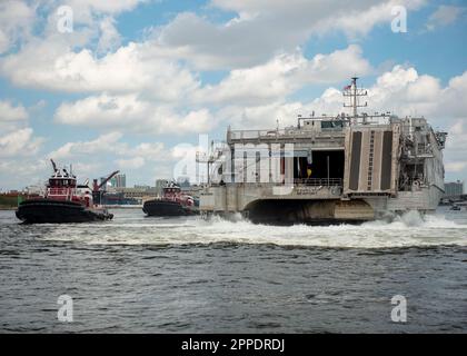 PORT EVERGLADES, Fla. (23 aprile 2023) la nave da trasporto veloce di classe Spearhead USNS Newport (T-EPF 12) arriva in porto per Fleet Week Port Everglades a Fort Lauderdale, Florida. Quest'anno si celebra la settimana della flotta di Port Everglades 32nd. La Fleet Week è stata ospitata dai Broward Navy Days e da altre organizzazioni militari di sostegno dal 1990, interrotti dal COVID nel 2020 e nel 2021. (STATI UNITI Foto Navy di Mass Communication Specialist 2nd Classe Zachary D. Behrend) Foto Stock