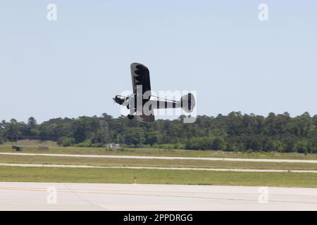 Kyle Franklin esegue manovre aerobiche in un Super Cub PA-18A durante il Beaufort Airshow 2023 alla Marine Corps Air Station (MCAS) Beaufort, South Carolina, 23 aprile 2023. MCA Beaufort ospita lo spettacolo aereo per riunire la comunità e dimostrare gli Stati Uniti Corpo marino elemento di combattimento di aviazione e capacità di Task Force aria-terra marina. (STATI UNITI Corpo marino foto di Lance CPL. Kyle Baskin) Foto Stock