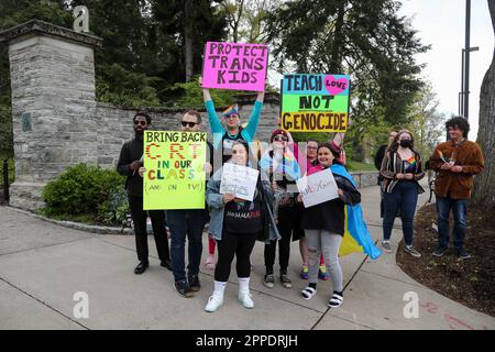 State College, Stati Uniti. 23rd Apr, 2023. I manifestanti tengono i cartelli in un rally per le scuole pubbliche della Safe Centre County nello state College, Pa., il 23 aprile 2023. Il rally si è tenuto in risposta ad un evento chiamato "School Board Boot Camp" ospitato da Chuck Mason. Il campo di calcio per aiutare i membri del consiglio di amministrazione della scuola e i candidati 'a creare politiche informate che si oppongono a CRT, LGBTQ e DEI per proteggere i bambini' è stato cancellato dopo l'annuncio della protesta. (Foto di Paul Weaver/Sipa USA) Credit: Sipa USA/Alamy Live News Foto Stock