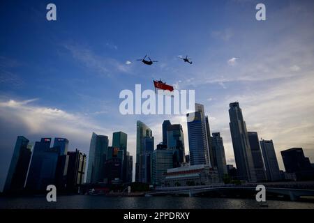 Volo in elicottero durante il National Day, Singapore Foto Stock