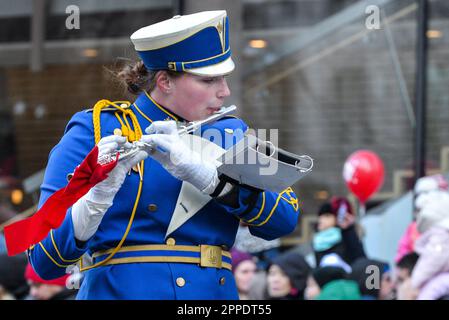 Toronto, ON, Canada – 17 novembre 2019: I musicisti dell'orchestra partecipano alla Toronto Babbo Natale Parade in Downtown Foto Stock