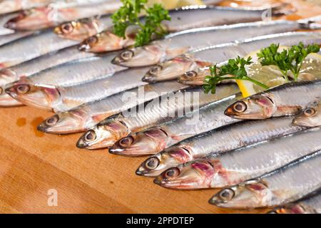 Acciughe marinate europee con verdure e limone Foto Stock