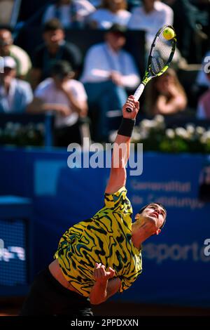 Barcellona, Spagna. 23rd Apr, 2023. Carlos Alcaraz di Spagna serve a Stefanos Tsitsipas di Grecia durante la partita finale maschile di single al torneo di tennis Barcelona Open di Barcellona, Spagna, 23 aprile 2023. Credit: Joan Gosa/Xinhua/Alamy Live News Foto Stock