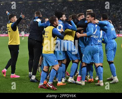 Torino, Italia. 23rd Apr, 2023. I giocatori di Napoli celebrano un gol di Giacomo Raspadori durante una partita di calcio di Serie A tra FC Juventus e Napoli a Torino, 23 aprile 2023. Credit: Fabrizio Conte/Alamy Live News Foto Stock