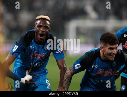 Torino, Italia. 23rd Apr, 2023. Victor Osimhen (L) e Giovanni di Lorenzo di Napoli celebrano al termine di una serie Una partita di calcio tra FC Juventus e Napoli a Torino, 23 aprile 2023. Credit: Fabrizio Conte/Alamy Live News Foto Stock