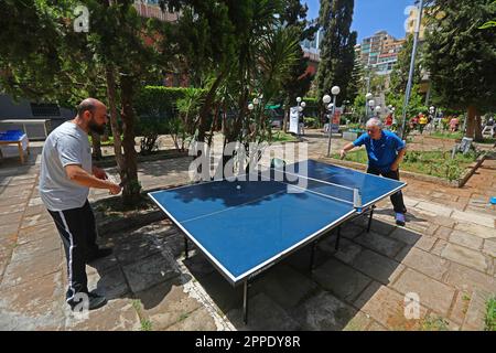 Beirut, Libano. 23rd Apr, 2023. I partecipanti giocano a ping pong in occasione della Giornata Mondiale del Ping-pong a Beirut, Libano, il 23 aprile 2023. Credit: Bilal Jawich/Xinhua/Alamy Live News Foto Stock