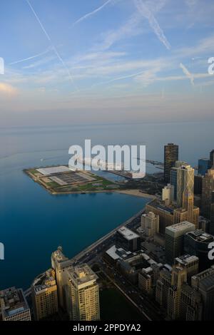 Foto del centro di Chicago con Chichi Skyline. Splendida vista sul lago Michigan. Foto Stock