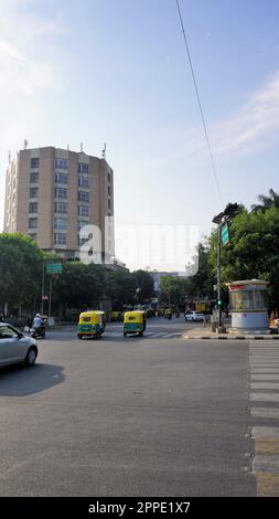 Bangalore, Karnataka, India-Aprile 18 2023: Corporation circle di Bangalore durante l'alba con movimento o traffico limitato del veicolo. Uno dei più trafficati j Foto Stock