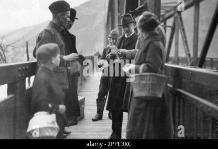 Un soldato britannico che esamina i passi della gente nel 1919 durante l'occupazione alleata della Renania. Dopo il WW1 gli Alleati occuparono la riva sinistra del Reno per 11 anni. Foto Stock