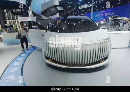 SHANGHAI, CINA - 18 APRILE 2023 - i visitatori guardano un concetto di idrogeno auto 'Space' al Shanghai Auto Show a Shanghai, Cina orientale, 18 aprile 2023. Foto Stock
