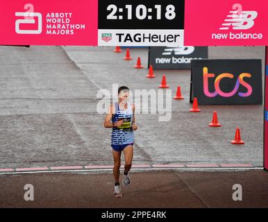 Londra, Regno Unito. 23rd Apr, 2023. TCS 2023 London Marathon; Brett Robinson attraversa il traguardo al 7th° posto nella corsa Mens elite Credit: Action Plus Sports/Alamy Live News Foto Stock