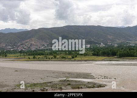 Bellissimo paesaggio di campi verdi e fiume allagato in primavera Foto Stock