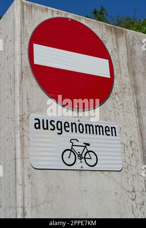 Ingresso vietato segno su una strada, con la scritta tedesca Fahrrad ausgenommen. Traduzione: Biciclette consentite Foto Stock