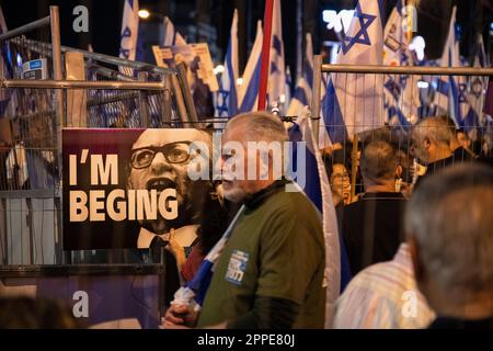 Tel Aviv, Israele. 22nd Apr, 2023. I manifestanti hanno fatto sventolare bandiere israeliane accanto a un cartello con la foto di Menachem Beginís durante una manifestazione contro la revisione giudiziaria a Tel Aviv. Credit: SOPA Images Limited/Alamy Live News Foto Stock