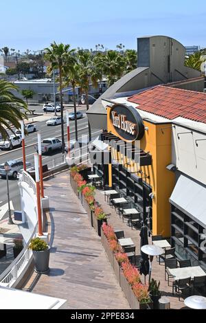 COSTA MESA, CALIFORNIA - 23 aprile 2023: Il ristorante Yard House in Triangle Square. Foto Stock