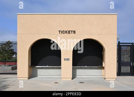 HUNTINGTON BEACH, CALIFORNIA - 23 aprile 2023: Biglietteria al Cap Sheue Field nel campus della Huntington Beach High School. Foto Stock