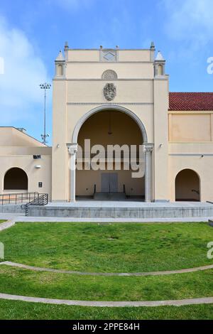 HUNTINGTON BEACH, CALIFORNIA - 23 aprile 2023: Anfiteatro nel campus della Huntington Beach High School. Foto Stock