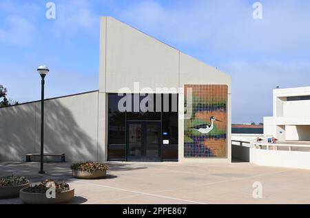 HUNTINGTON BEACH, CALIFORNIA - 23 aprile 2023: Edificio delle camere del Consiglio nel centro amministrativo di Huntington Beach. Foto Stock