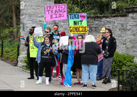 State College, Stati Uniti. 23rd Apr, 2023. I manifestanti tengono cartelli durante un rally per le scuole pubbliche della contea del centro sicuro. Il rally si è tenuto in risposta ad un evento chiamato "School Board Boot Camp" ospitato da Chuck Mason. Il campo di calcio per aiutare i membri del consiglio di amministrazione della scuola e i candidati 'a creare politiche informate che si oppongono a CRT, LGBTQ e DEI per proteggere i bambini' è stato cancellato dopo l'annuncio della protesta. Credit: SOPA Images Limited/Alamy Live News Foto Stock