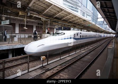 Tokio, Giappone. 18th Apr, 2023. Un treno superveloce Shinkansen si trova nella stazione della città di Tokyo. Credit: Soeren Stache/dpa/Alamy Live News Foto Stock