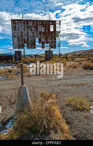 Lo schermo del film rotto in un drive-in abbandonato Foto Stock