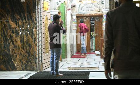 Città: Nagpur, mese:Aprile 23 2023 Descrizione: Un perosn che prega davanti a dargah in india dopo le celebrazioni di eid Foto Stock