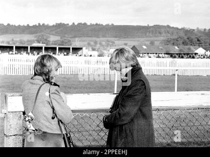 SOLO IN BIANCO E NERO file foto datata 24/10/80 di, Camilla Parker-Bowles (a sinistra) ora Regina Consort e Lady Diana Spencer (in seguito la Principessa di Galles) a Ludlow racecourse guardando l'Amateur Riders handicap Steeplechase in cui il Principe di Galles stava competendo. La Regina Consort sarà incoronata accanto a suo marito il Re, un momento simbolico che segnerà il posto di Camilla nella storia della monarchia. Data di emissione: Lunedì 24 aprile 2023. Foto Stock