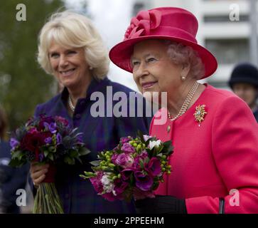 Foto del file datata 29/10/13 della Regina Elisabetta II, accompagnata dall'allora Duchessa di Cornovaglia, durante una visita all'Ebony Horse Club and Community Riding Centre di Brixton, Londra. La Regina Consort sarà incoronata accanto a suo marito il Re, un momento simbolico che segnerà il posto di Camilla nella storia della monarchia. Data di emissione: Lunedì 24 aprile 2023. Foto Stock