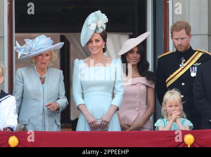 Foto del file datata 09/06/18 (da sinistra a destra) dell'allora Duchessa di Cornovaglia, dell'allora Duchessa di Cambridge, Duca e Duchessa di Sussex e Savannah Phillips sul balcone di Buckingham Palace, nel centro di Londra, Dopo la cerimonia di Trooping the Colour alla Horse Guards Parade, la Regina Elisabetta II celebrò il suo compleanno ufficiale. La Regina Consort sarà incoronata accanto a suo marito il Re, un momento simbolico che segnerà il posto di Camilla nella storia della monarchia. Data di emissione: Lunedì 24 aprile 2023. Foto Stock