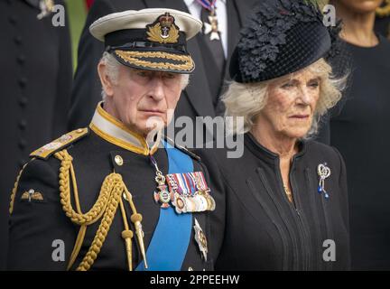 Foto del file datata 19/09/22 del re Carlo III e della regina Consort come la carrozza di pistola di Stato che trasporta la bara della regina Elisabetta II arriva a Wellington Arch durante la processione cerimoniale dopo il suo funerale di Stato all'Abbazia di Westminster, Londra. La Regina Consort sarà incoronata accanto al marito Re Carlo III, un momento simbolico che segnerà il posto di Camilla nella storia della monarchia. Data di emissione: Lunedì 24 aprile 2023. Foto Stock