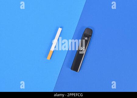 Confronto tra sigaretta elettronica e vera Foto Stock